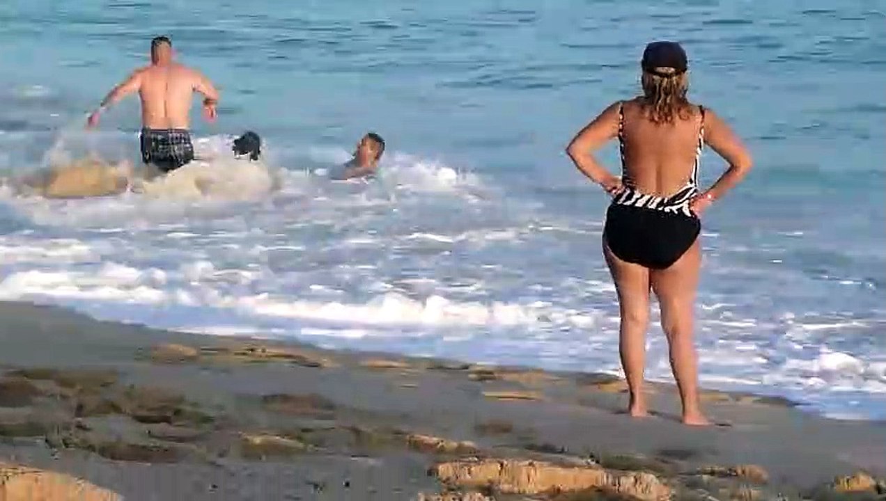Il essayent de sortir une femme des courants des vagues à la plage !