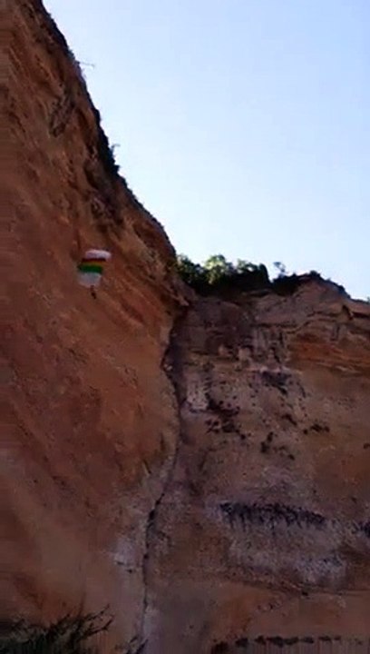 Base Jump : il casse son pied sur la falaise après son saut, mais est vivant ! Parachutisme