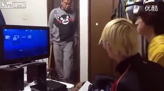 Ce père détruit la PS4 de son fils à la masse !