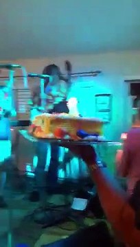 Il lâche le gâteau d'anniversaire sur les pieds d'un musicien