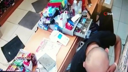 Büfeci arkadaşının bıraktığı alkol dolu şişeyi su diye satmış