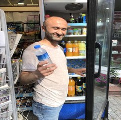 Arkadaşının bıraktığı alkol dolu şişeyi su diye satmış