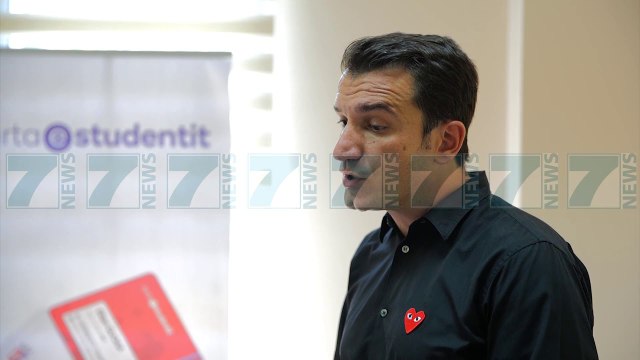 TE RINJTE MARRIN KARTAT E STUDENTIT, VELIAJ PREMTON ME SHUME SHERBIME - News, Lajme - Kanali 7