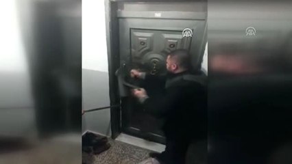 Uyuşturucuyu sakladığı yeri duvar kağıdıyla gizlemiş