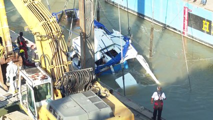 Sacan del agua barco que naufragó en Hungría con treintena de turistas