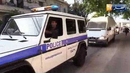 الوزير الأول السابق أحمد أويحيى يودع سجن الحراش تحت هتافات "كليتو البلاد يا السراقين"