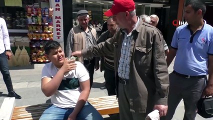 İguanayı Papağan Gibi Omzunda Gezdiriyor