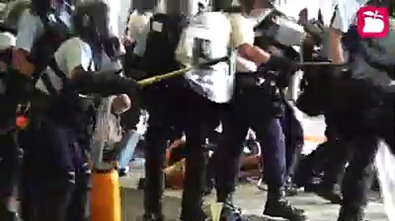 香港公安 黑警 暴力圍毆無反抗能力 少女示威者