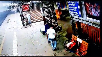 Smooth criminal boldly steals phone from sleeping man in Mumbai