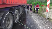 KÜTAHYA TIR'ın çarptığı kamyonetin sürücüsü hayatını kaybetti