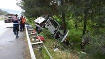Hafif ticari araç ağaca çarptı: 1 ölü, 1 yaralı
