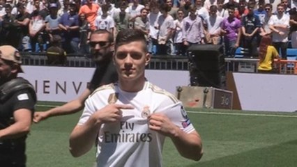 Jovic se enfunda la camiseta del Real Madrid