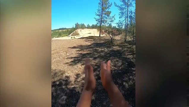 Il fait un double salto avant depuis une dune de sable !