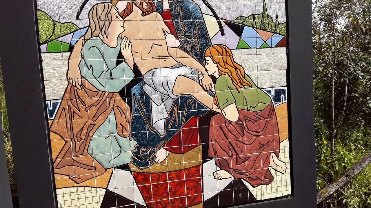 imagem de cristo sendo carregado