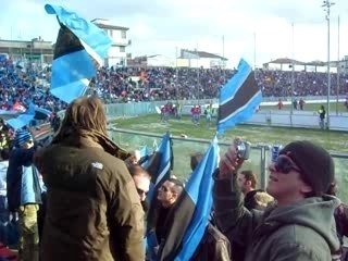 Pisa Bologna...Giocatori si scaldano sotto la Nord...