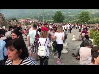 RTV Ora - Festa e Shna Ndout, mijëra pelegrinë kalojnë natën në Kishën e Laçit