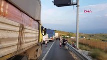 BURSA Yalova-Bursa Karayolu'nda iki TIR bariyerlere çarptı, trafik 1 saat ulaşıma kapandı