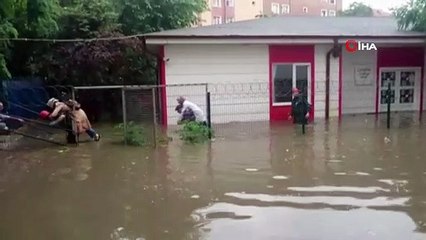 Pendik’te bir anaokulunu su bastı, 3 öğretmen okulda mahsur kaldı