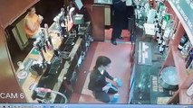 Une femme chute sans raison et se met ko sur le bar d'un restaurant