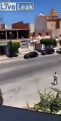 Elle se filme en marchant à côté de sa voiture et se fait voler son sac