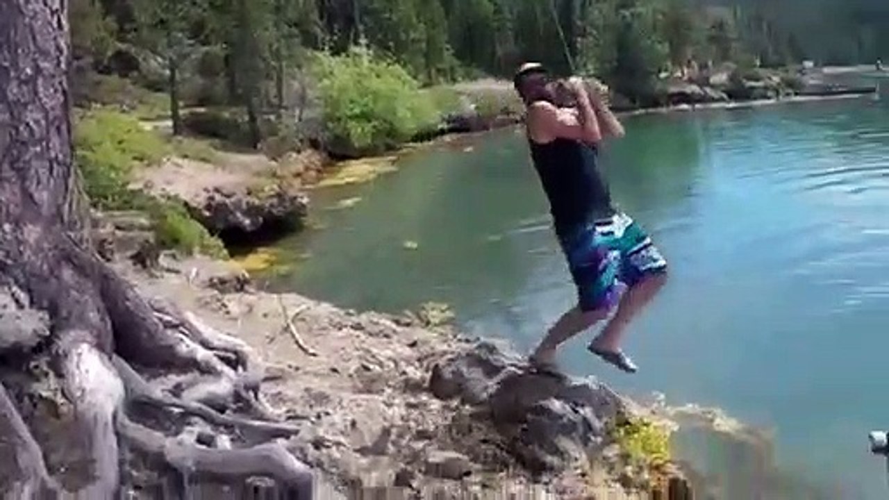 La corde casse et il se prend les rochers dans le dos... Plongeon raté
