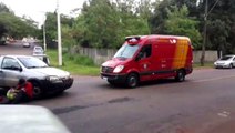 Batida entre utilitário e motocicleta na Rua Manaus deixa duas pessoas feridas