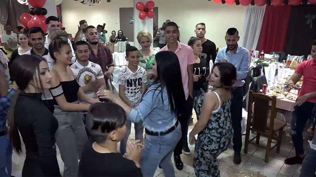 Kızlar coştu Bakın Çok fenalar Düğünler