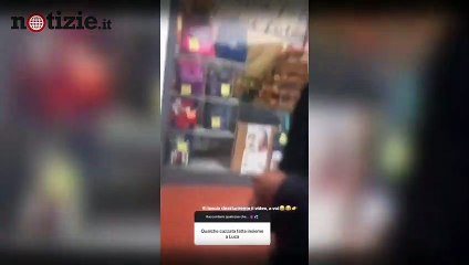 Denis Dosio entra in mutande in un negozio | Notizie.it