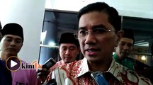 Azmin hadir ke majlis rumah terbuka raya, jawab soalan media isu kes video lucah