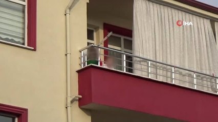 Anneleri mobilya bakmaya gitti, çocuklar evde mahsur kaldı