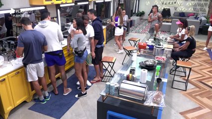 Depois de brigar com Mariana, Nicole discute com Clara