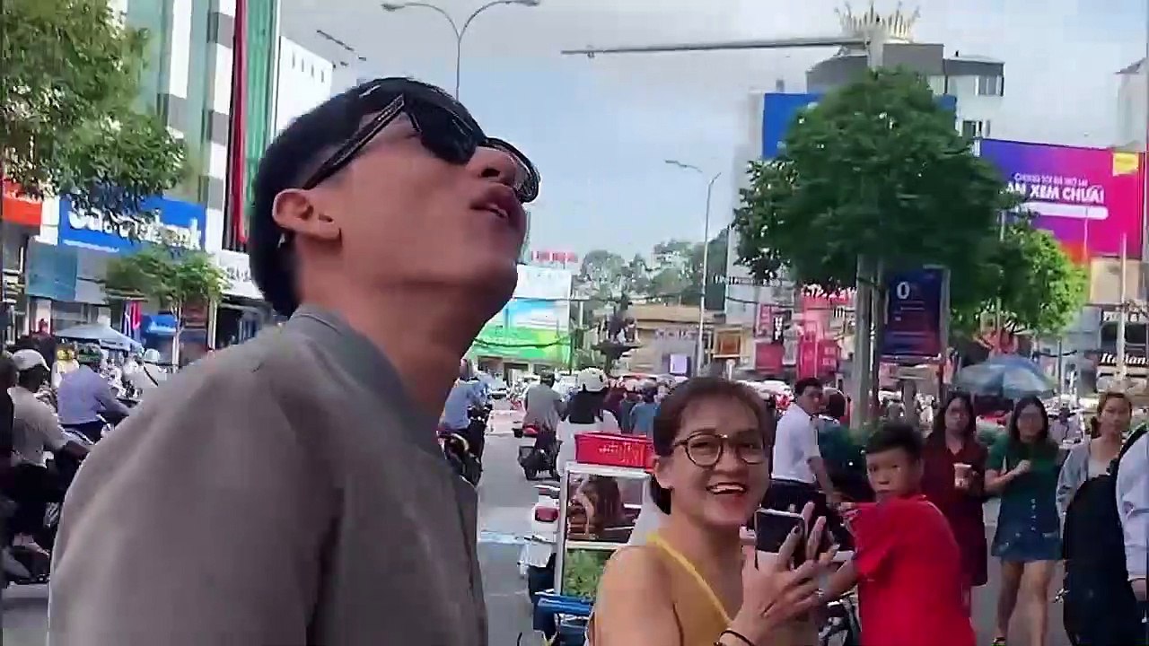 Fan Isaac làm bảng quảng cáo chúc mừng sinh nhật idol như Sơn Tùng, BTS