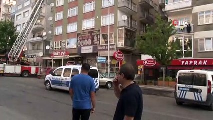 Başkent’te çatısı yanan binadan dumanlar yükseldi