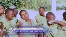 Cette chanson nous vient de la Tanzanie chanté en swahili par des orphelins qui demandent de l'aide et l'arrêt de la maltraitance aux orphelins