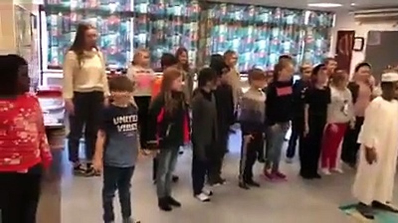 J'ai trouvé ça tellement magnifique... Dans l'une des écoles au Danemark, la maîtresse permet à l'un de ses élèves musulman d'expliquer les étapes du devoir de la prière aux autres élèves, y compris elle !