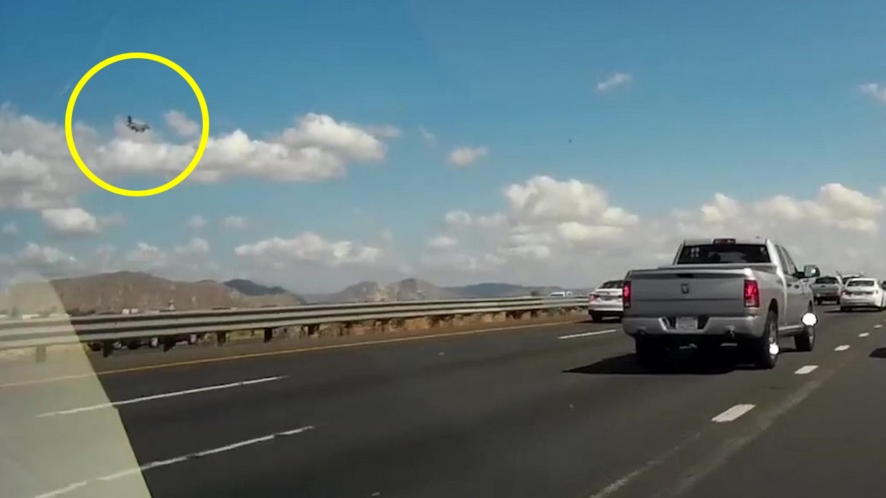 Le pilote d'un F-16 Fighting Falcon s'éjecte avant un crash juste à côté d'une autoroute