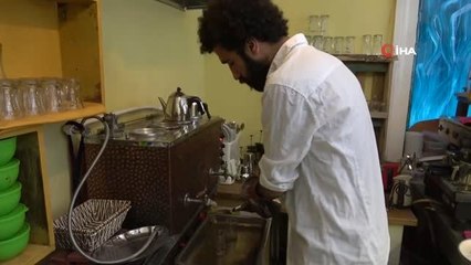 Bu kafede siparişler işaret diliyle alınıyor