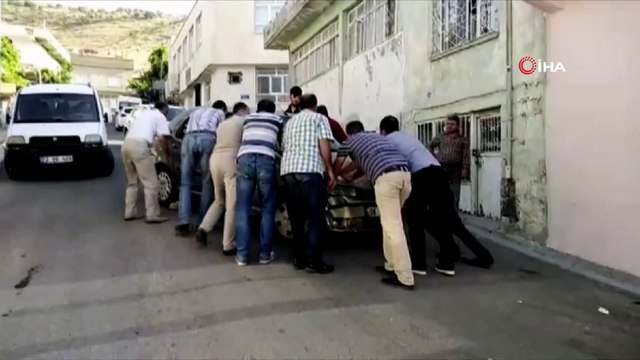 Freni boşalan otomobil eve daldı