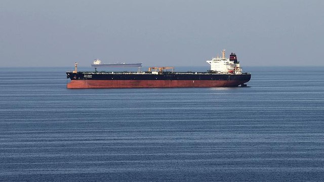 Petroleiros atacados com torpedos no golfo de Omã