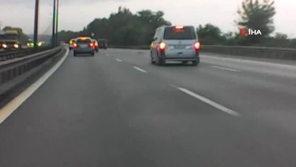 TEM'de lastiği çıkan otomobil böyle tehlike saçtı