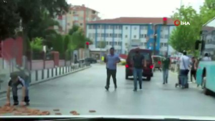 Başında taşıdığı simitleri düşüren simitçinin yardımına vatandaşlar koştu