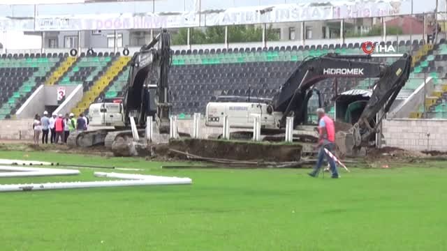 Denizlispor Kulüp Başkanı Ali Çetin, iş makinesinin başına geçip tadilatı başlattı