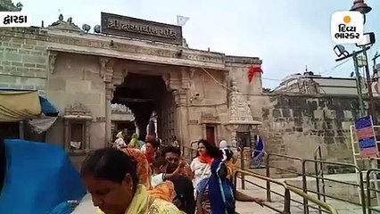 તીવ્ર પવન હોવાથી દ્વારકાના જગત મંદિરના શીખર પર અડધી કાઠીએ ધ્વજા ફરકાવવામાં આવી