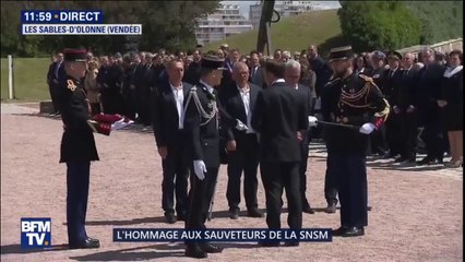 Скачать видео: Hommage aux sauveteurs de la SNSM: Emmanuel Macron remet la légion d'honneur aux rescapés du canot Jack Morisseau