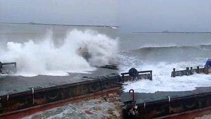 वीडियो में देखें चक्रवात 'वायु' के गुजरने के बाद समंदर में कैसे आया उफान, भयभीत करेंगी लहरें