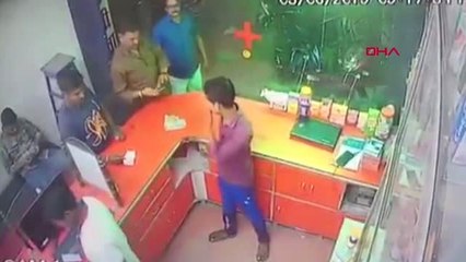 DHA DIŞ - Hindistan'da politikacının kardeşinden 'saygı' dayağı