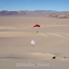 Ce motard saute d'une dune et déplie son parachute !