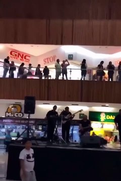 Inondations d'un supermarché, ils jouent la musique de Titanic !