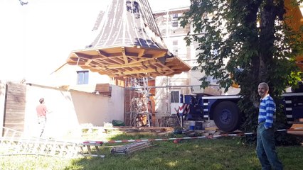 Une toiture de cinq tonnes suspendue dans les airs à Beaune