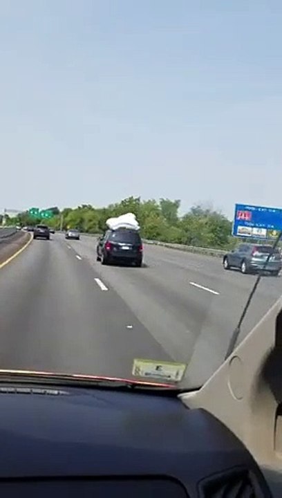 Matelas sur le toit de la voiture, il s'envole sur l'autoroute !